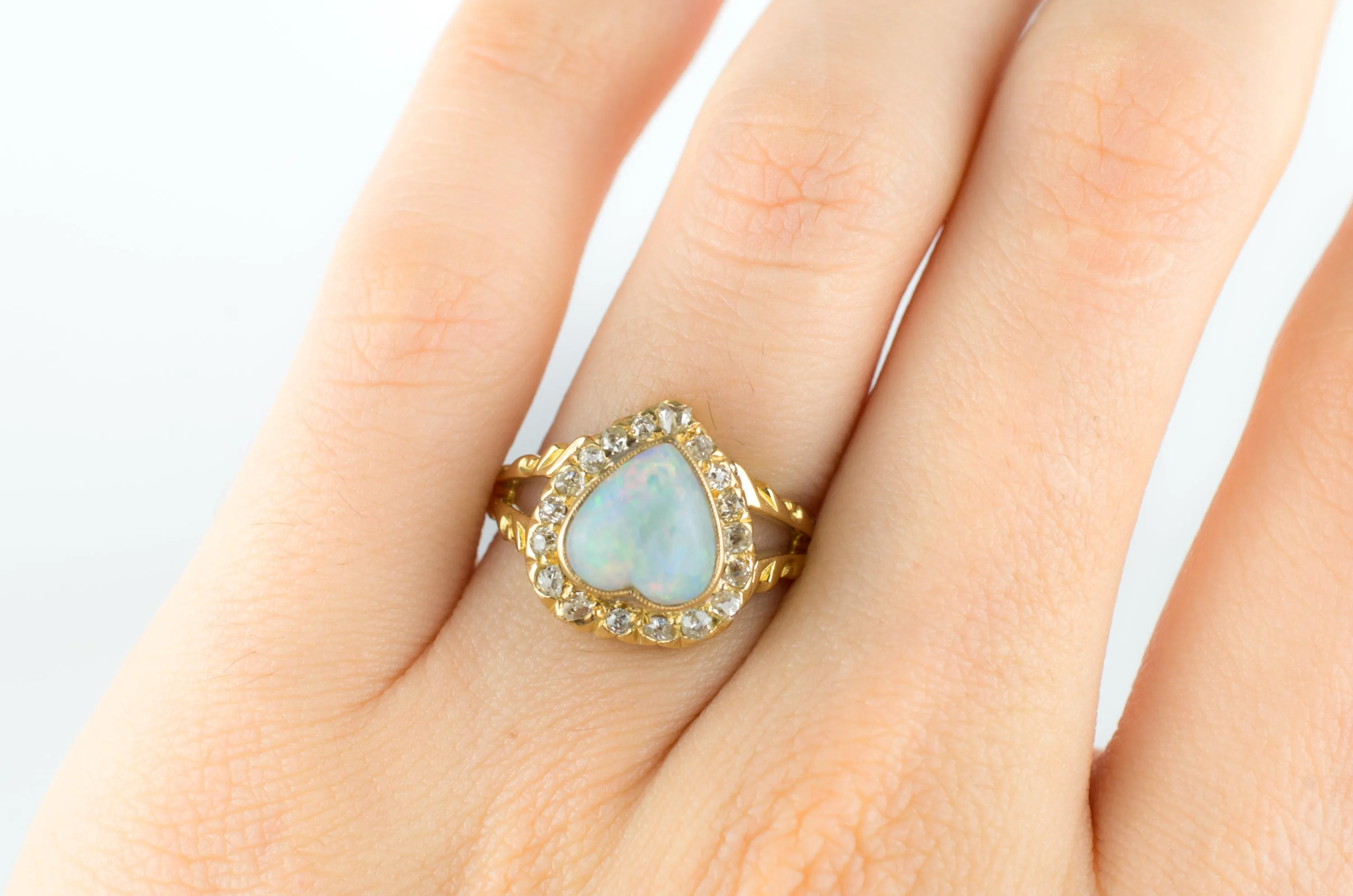 18k YELLOW GOLD HEART SHAPPED OPAL RING