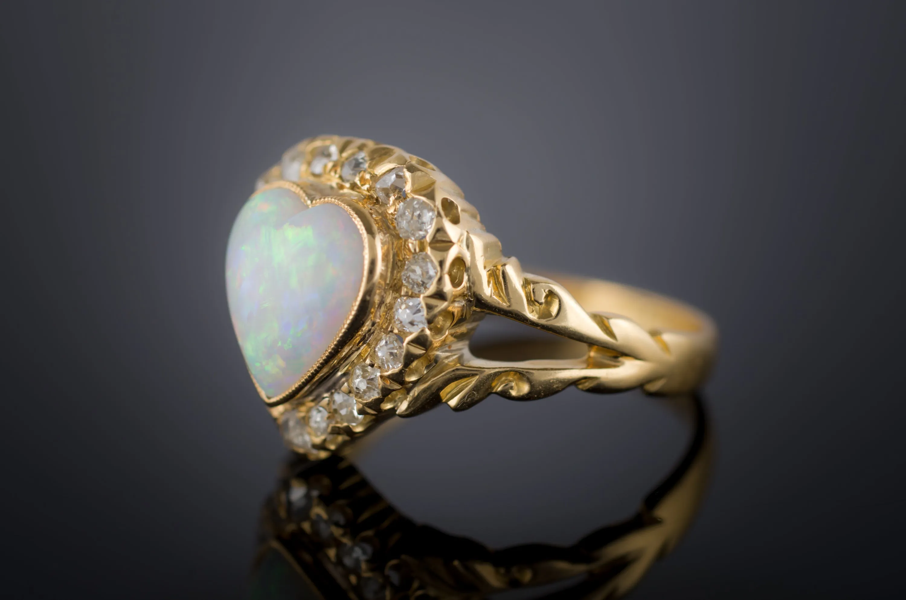18k YELLOW GOLD HEART SHAPPED OPAL RING