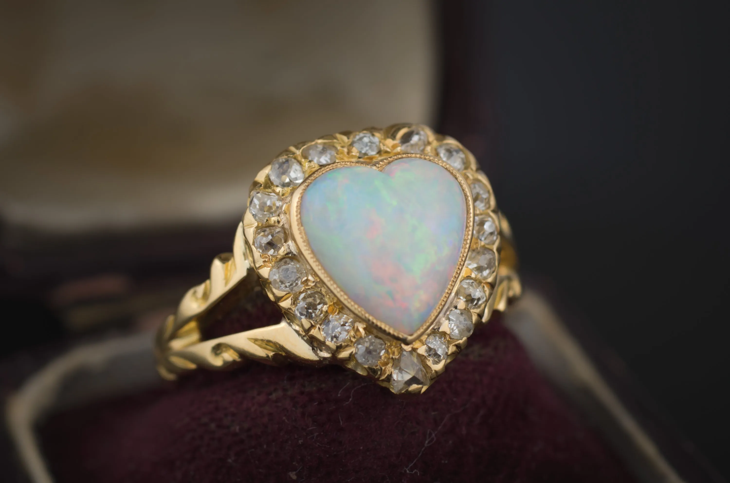 18k YELLOW GOLD HEART SHAPPED OPAL RING