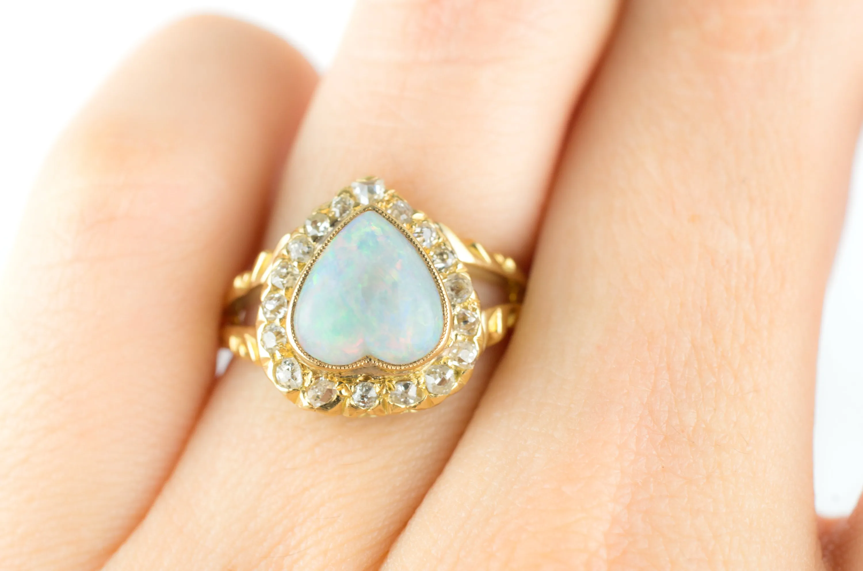 18k YELLOW GOLD HEART SHAPPED OPAL RING