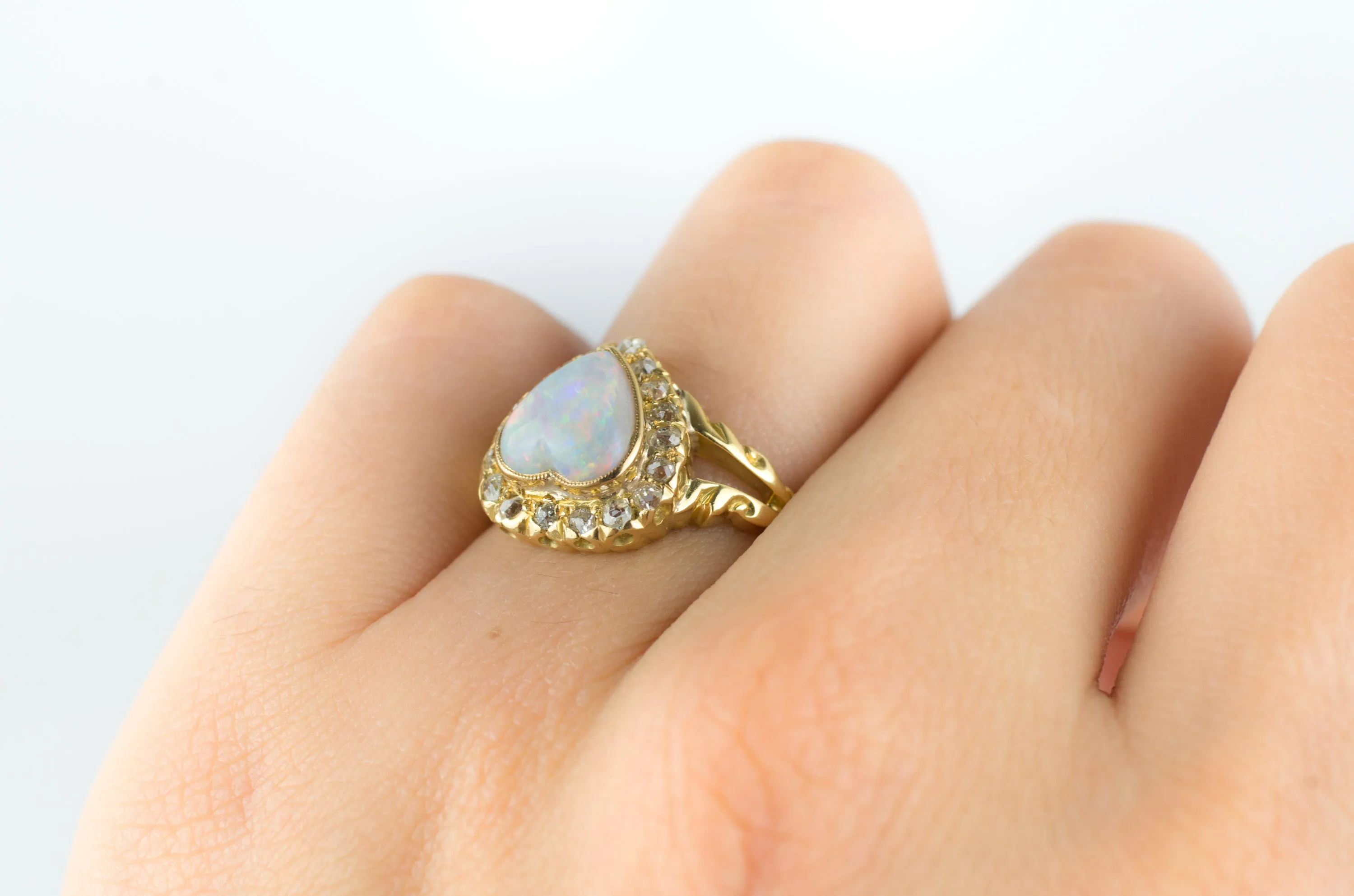 18k YELLOW GOLD HEART SHAPPED OPAL RING
