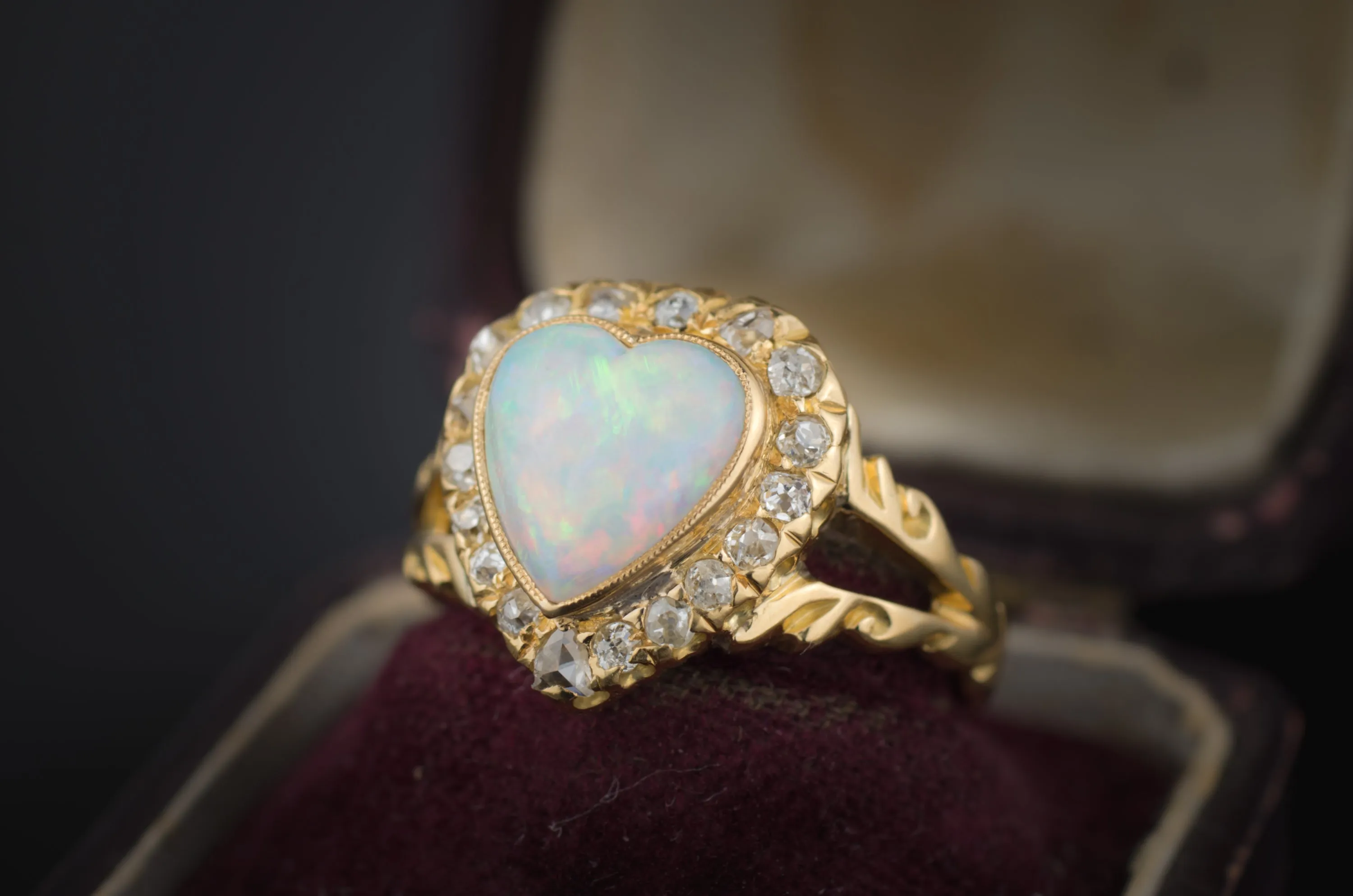 18k YELLOW GOLD HEART SHAPPED OPAL RING