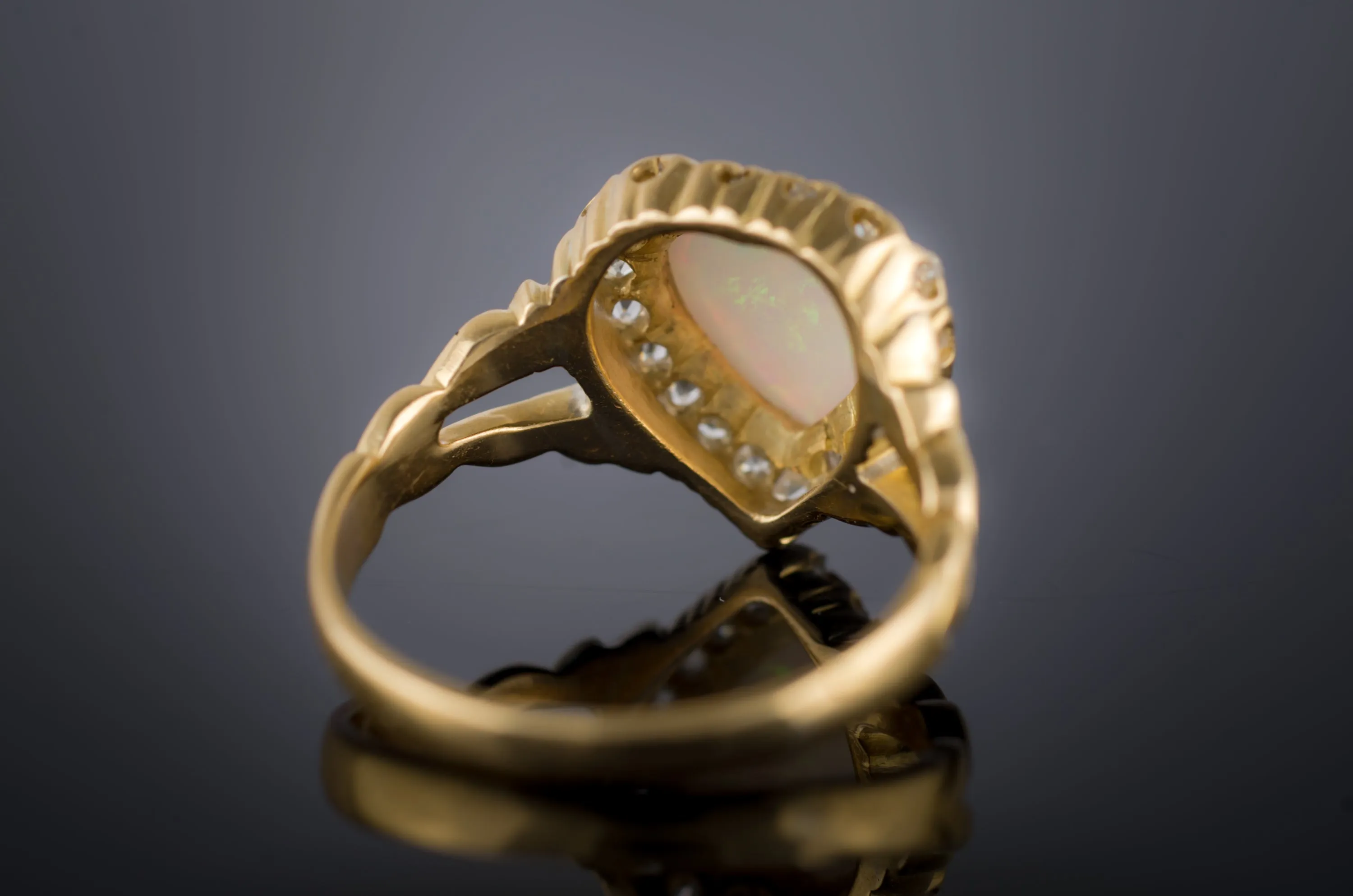 18k YELLOW GOLD HEART SHAPPED OPAL RING