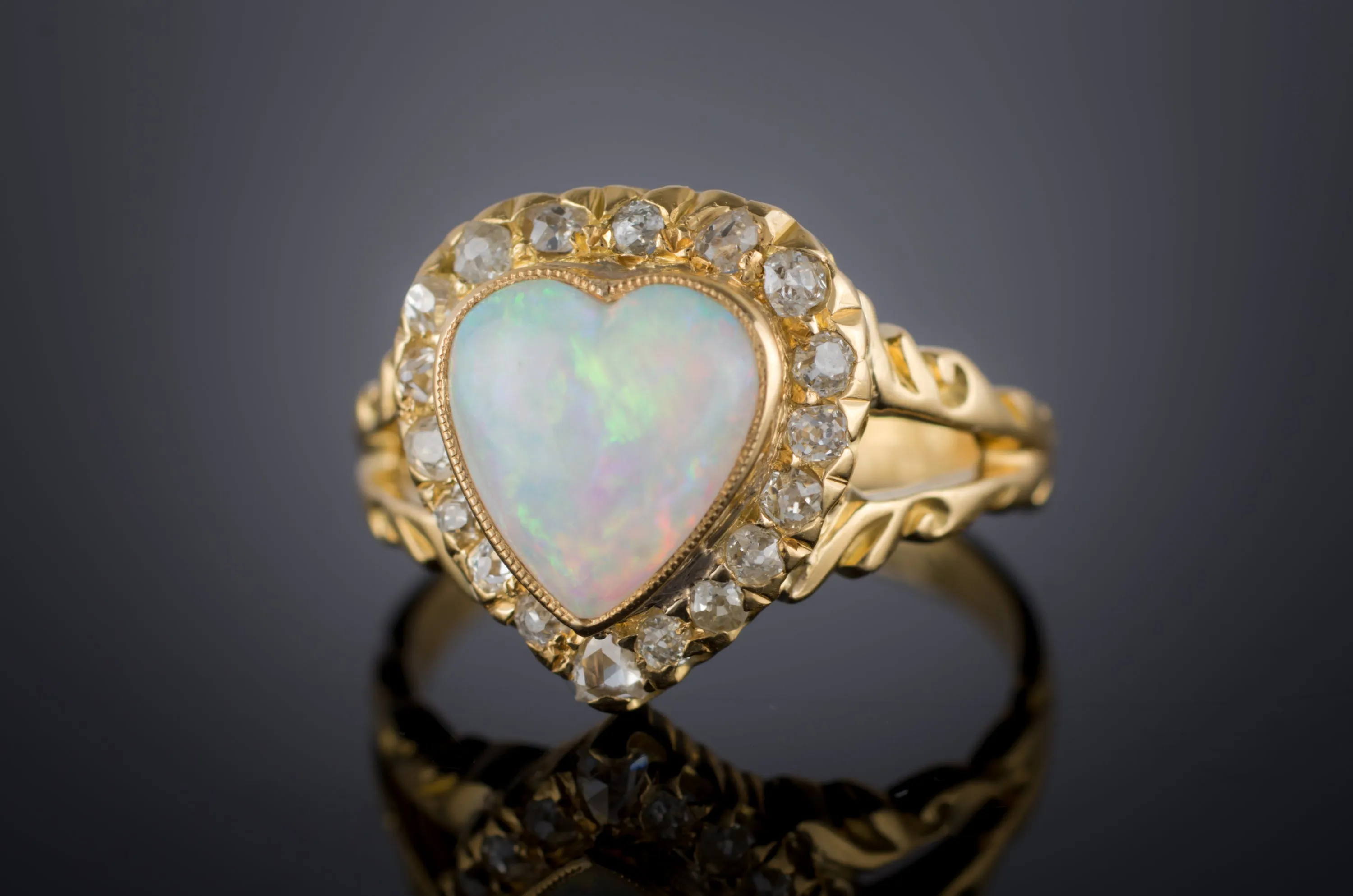 18k YELLOW GOLD HEART SHAPPED OPAL RING