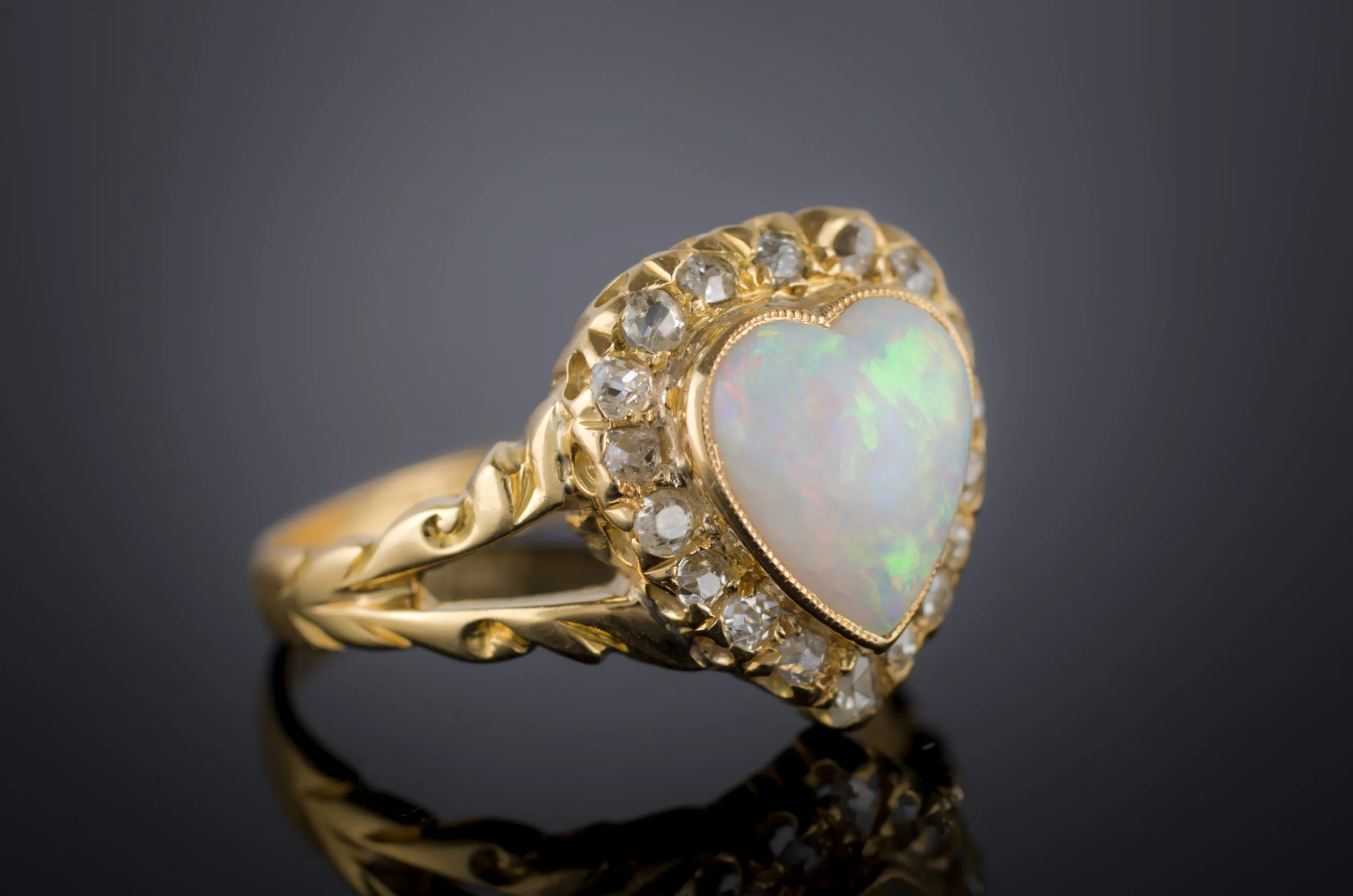 18k YELLOW GOLD HEART SHAPPED OPAL RING