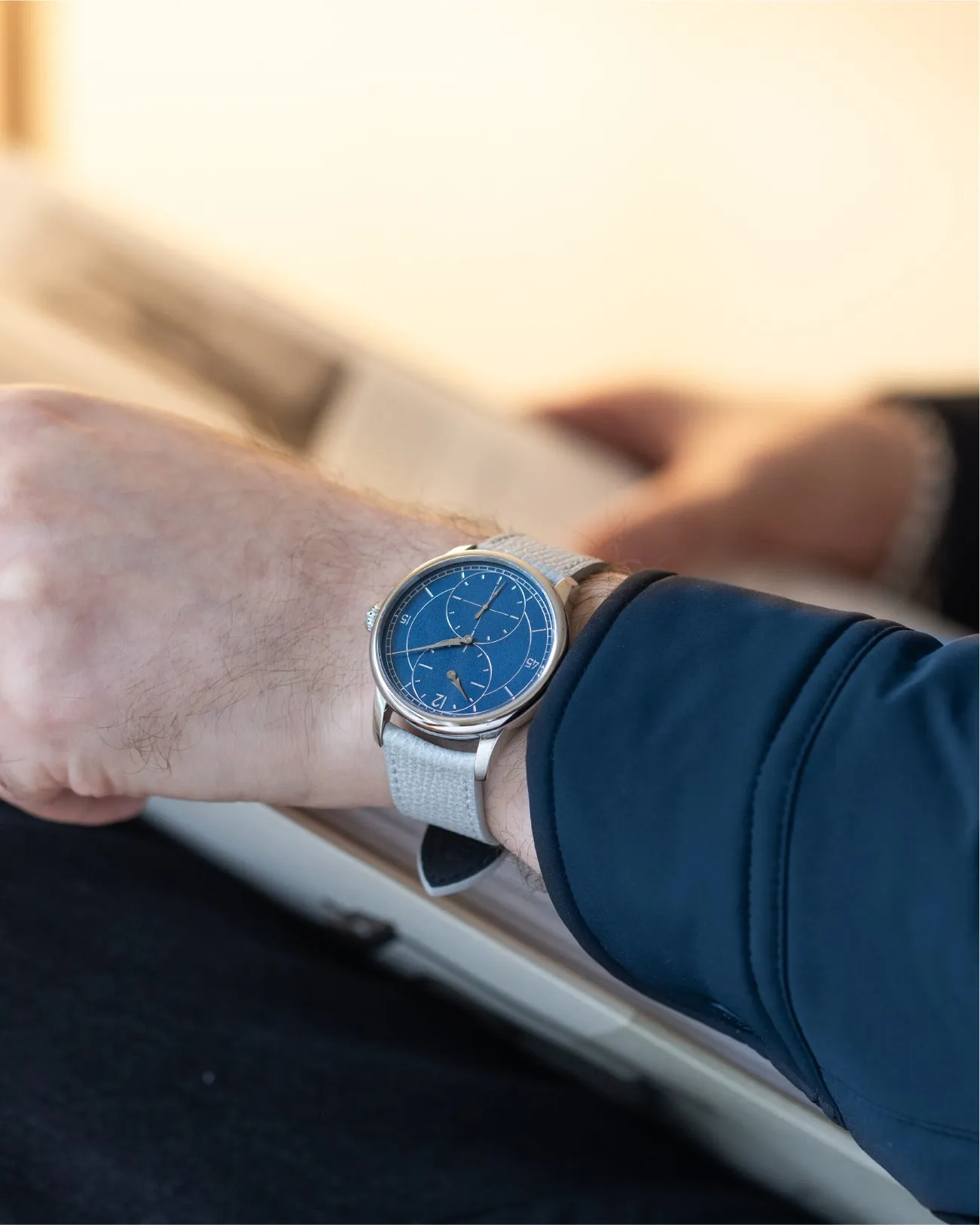 Le Régulateur Gravé Bleu