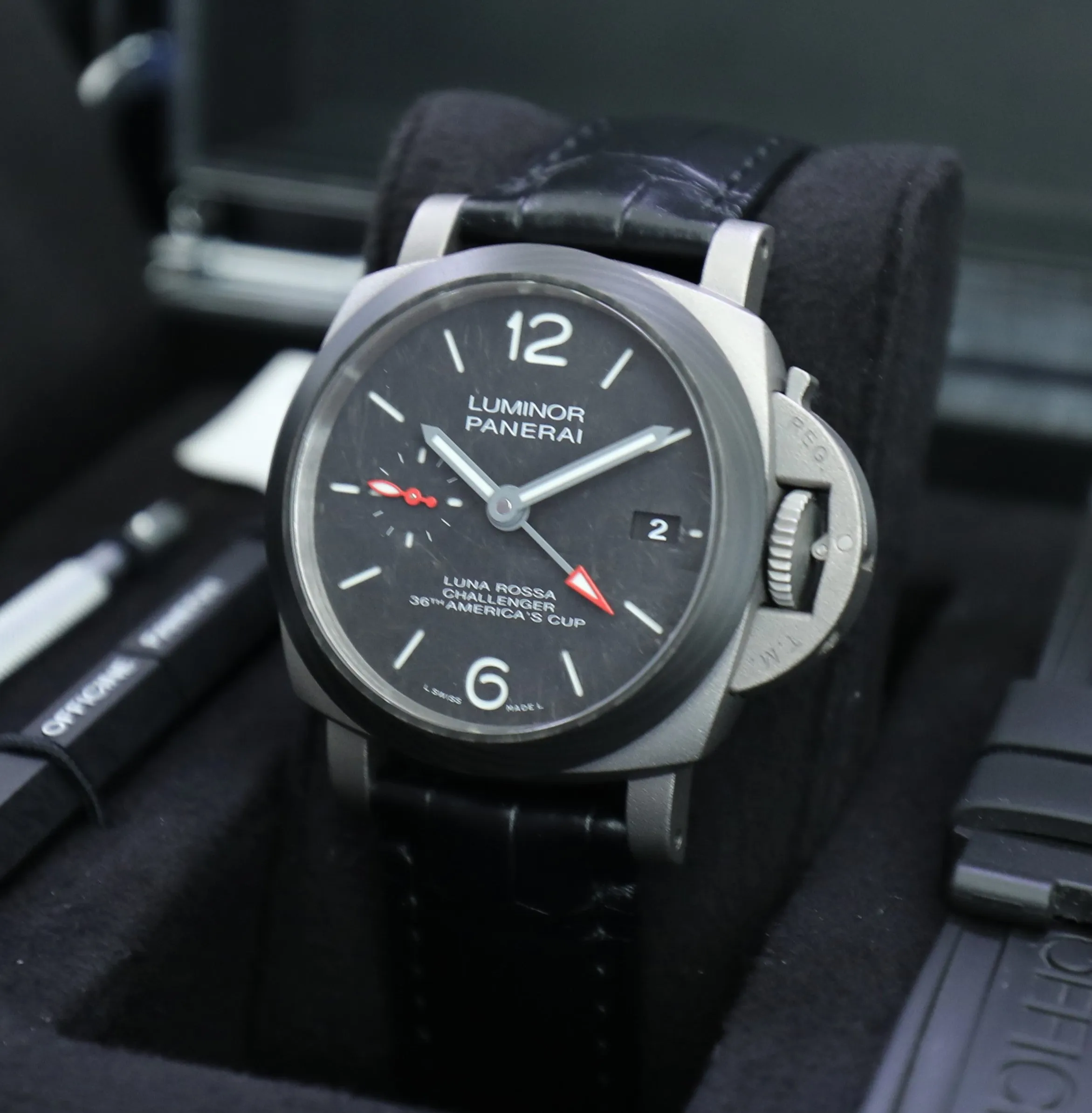 Panerai Luminor Luna Rossa GMT – 42mm – PAM01096 – Titanium Carbotech – Unworn – Full Set