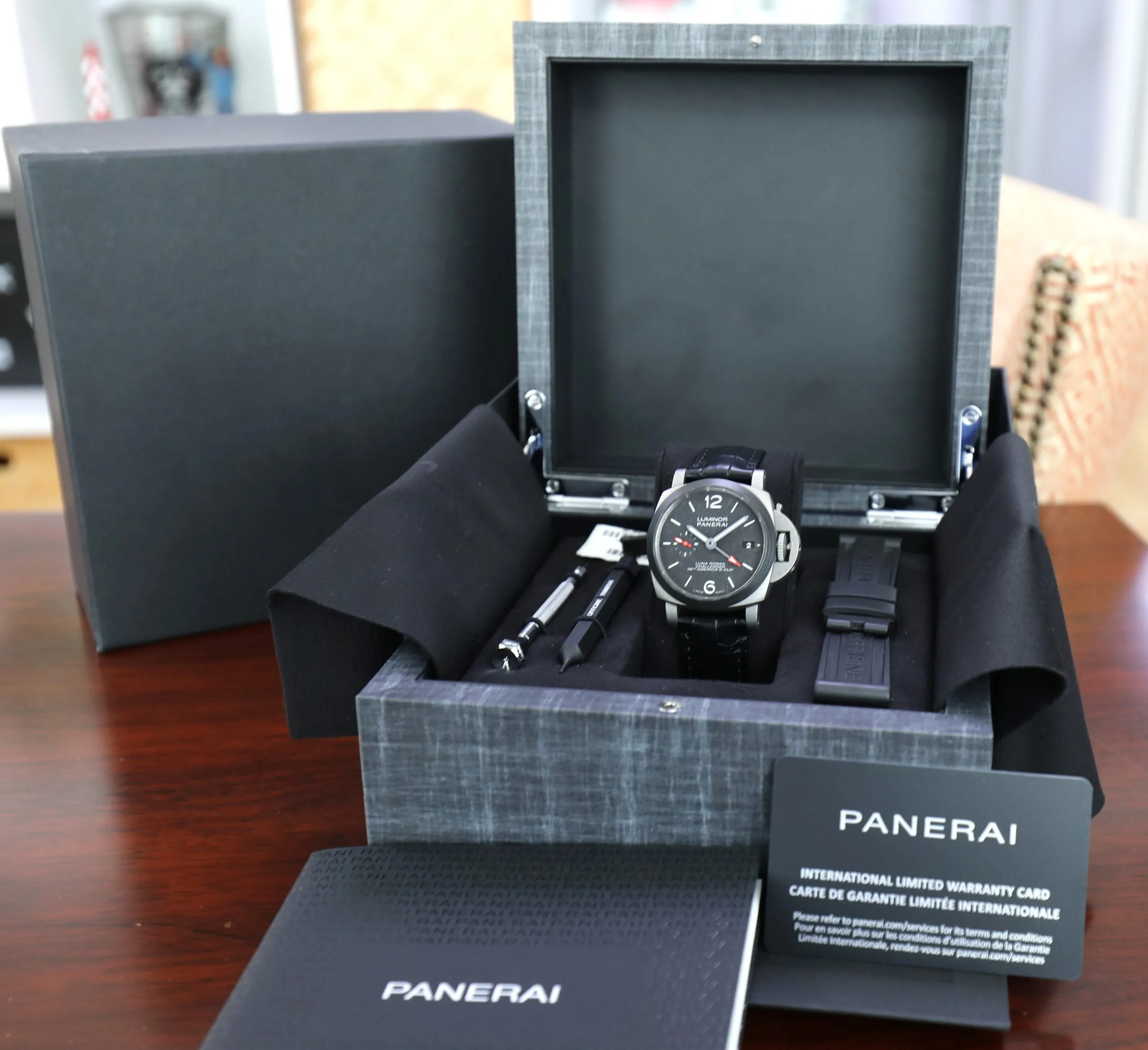 Panerai Luminor Luna Rossa GMT – 42mm – PAM01096 – Titanium Carbotech – Unworn – Full Set