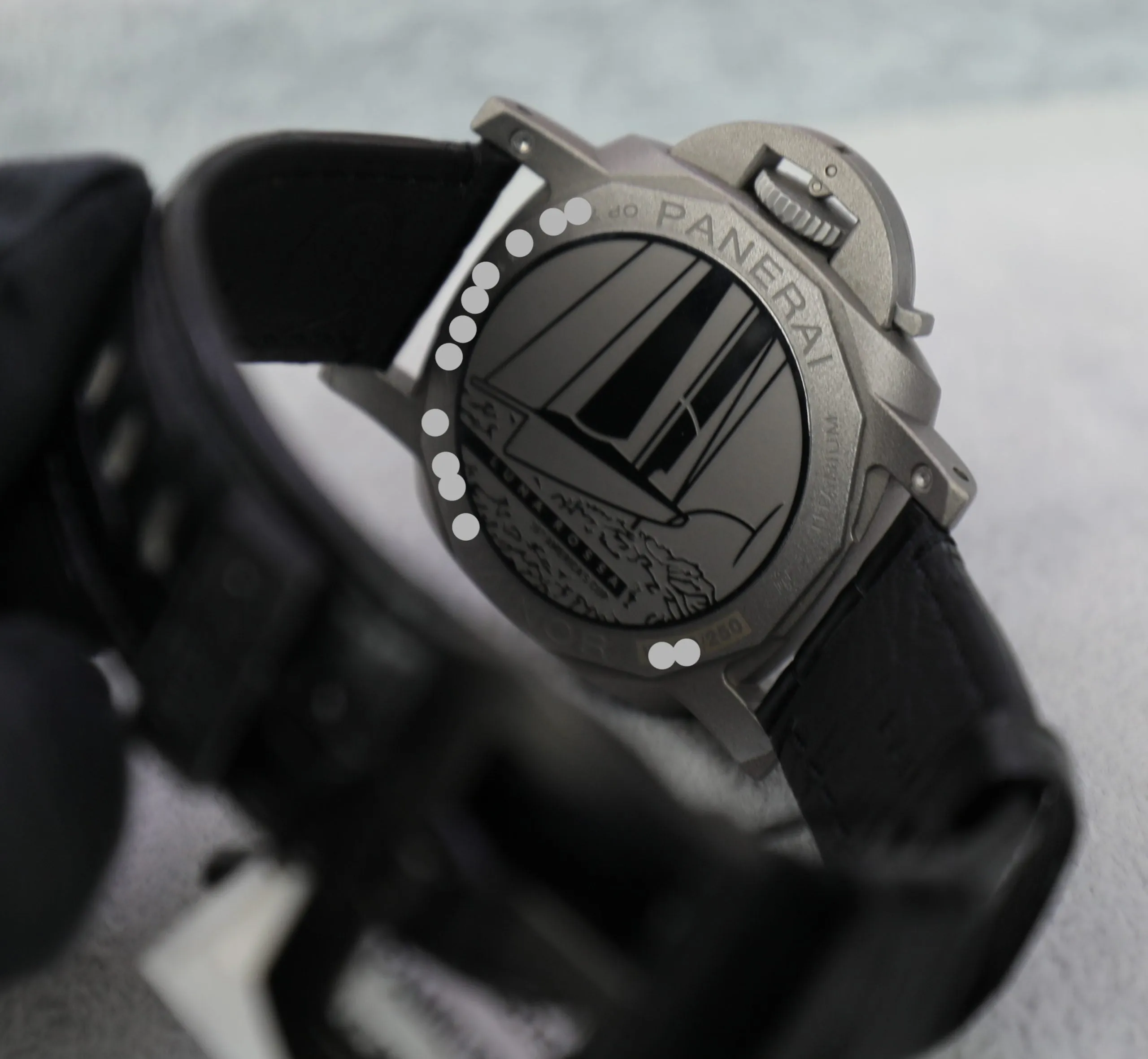 Panerai Luminor Luna Rossa GMT – 42mm – PAM01096 – Titanium Carbotech – Unworn – Full Set