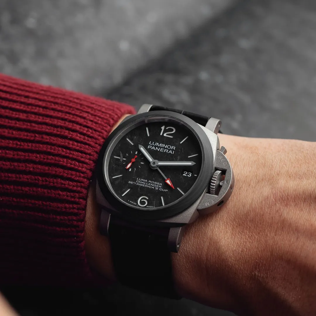 Panerai Luminor Luna Rossa GMT – 42mm – PAM01096 – Titanium Carbotech – Unworn – Full Set