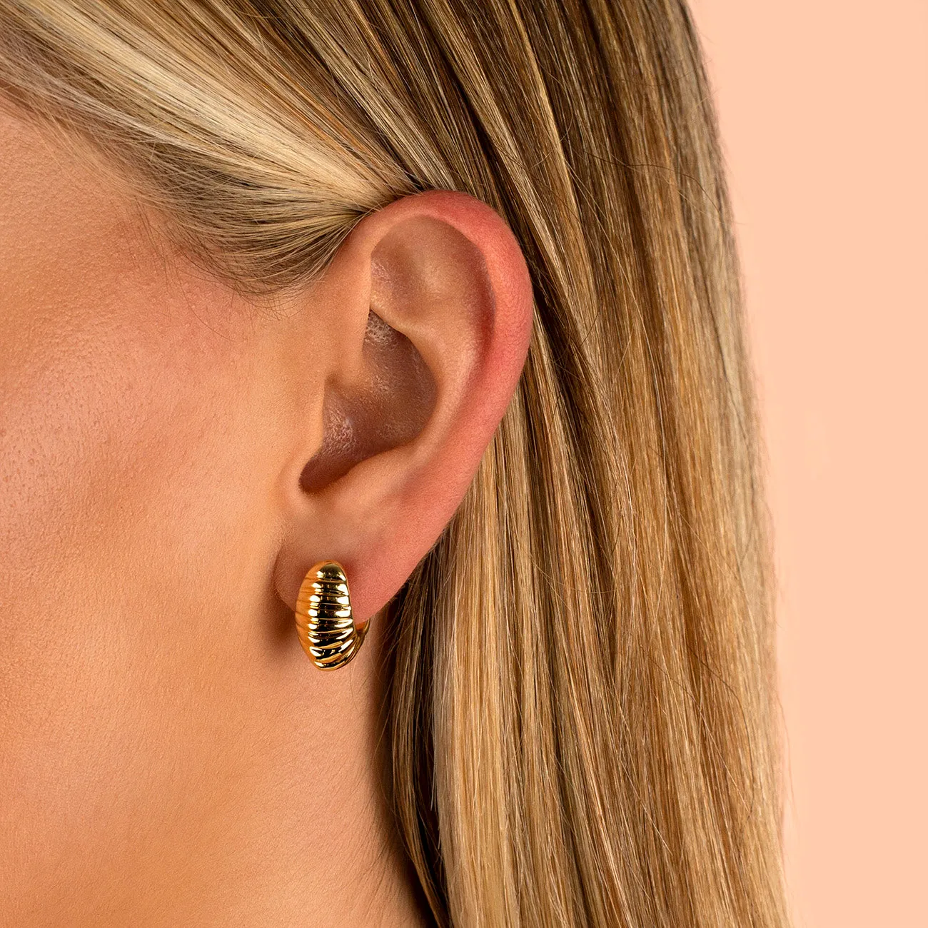Ribbed Huggie Earring 14K
