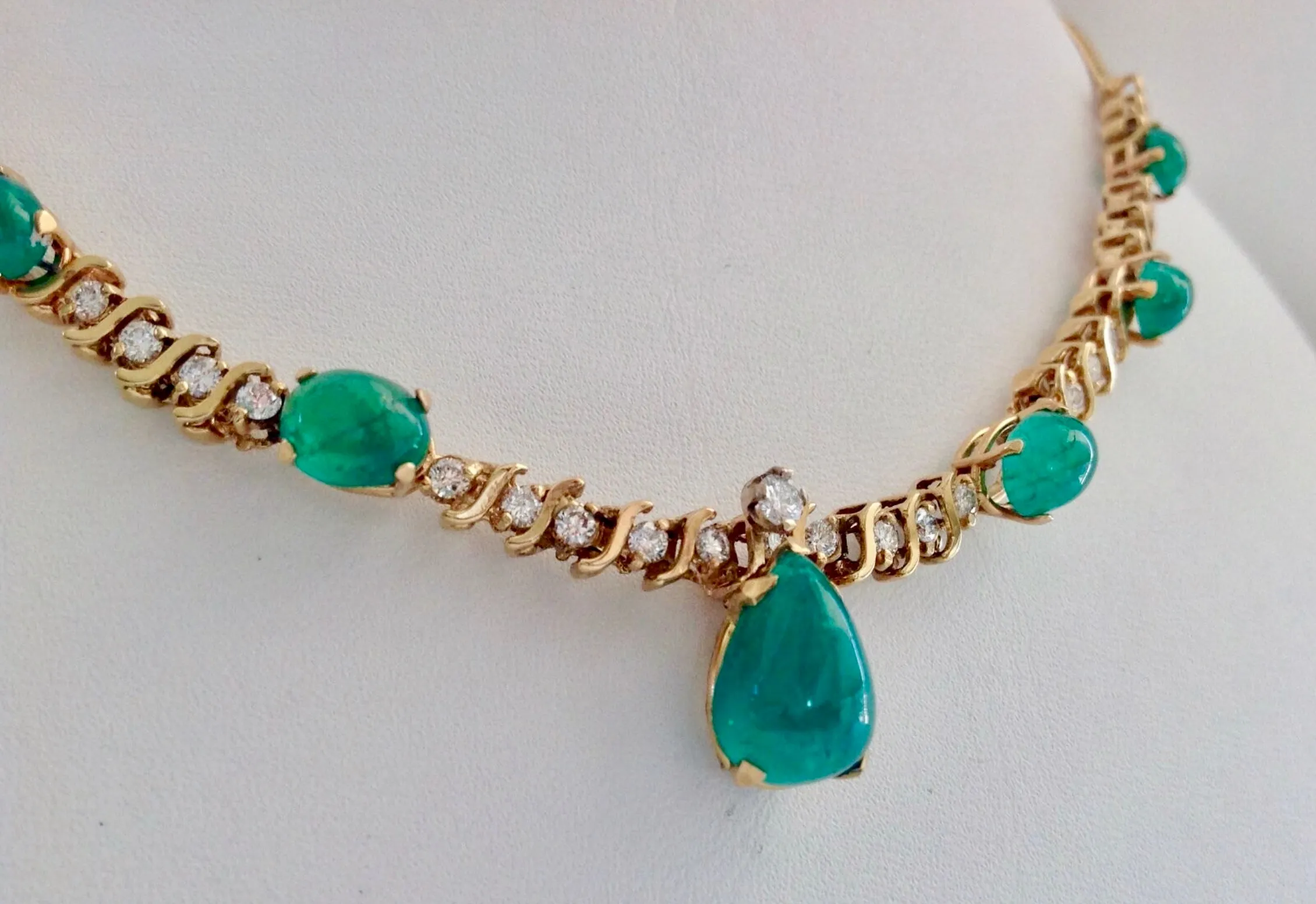 Suite Colombian Emerald Diamond Necklace and Earrings