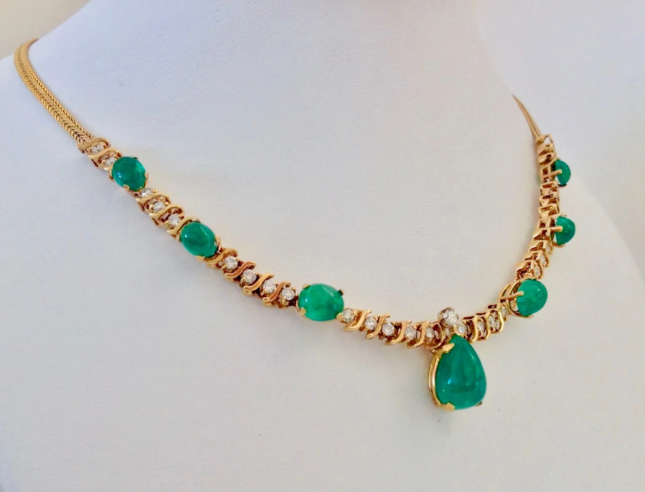 Suite Colombian Emerald Diamond Necklace and Earrings