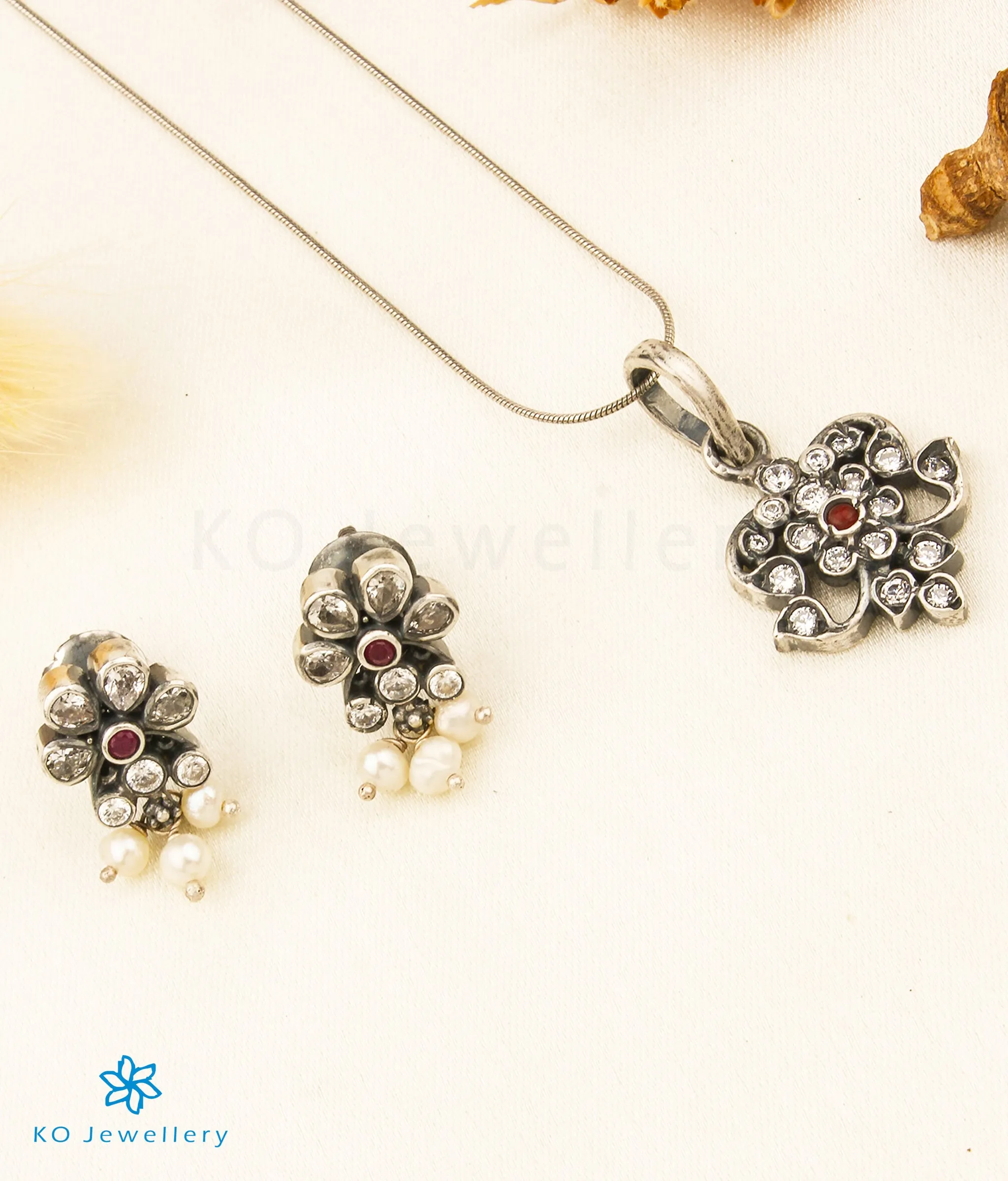 The Abinaya Silver Kemp Pendant Set (Pearl)