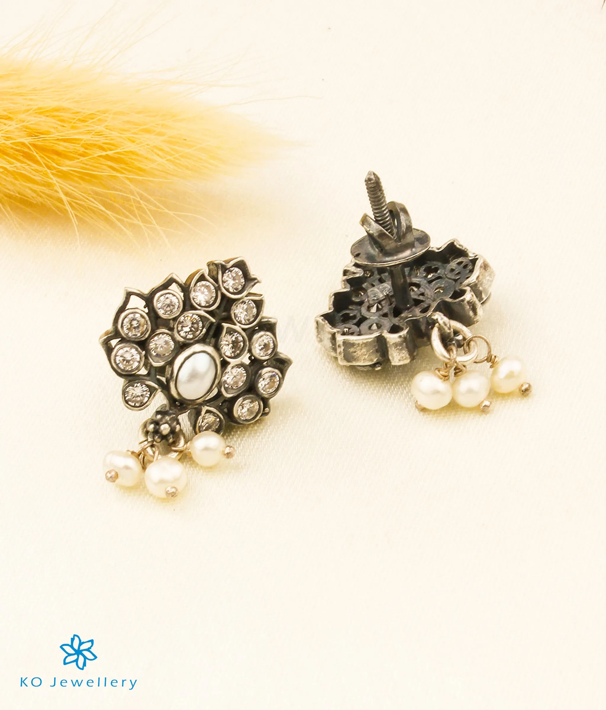 The Ekata Silver Pearl Pendant Set (Oxidised/Pearl)