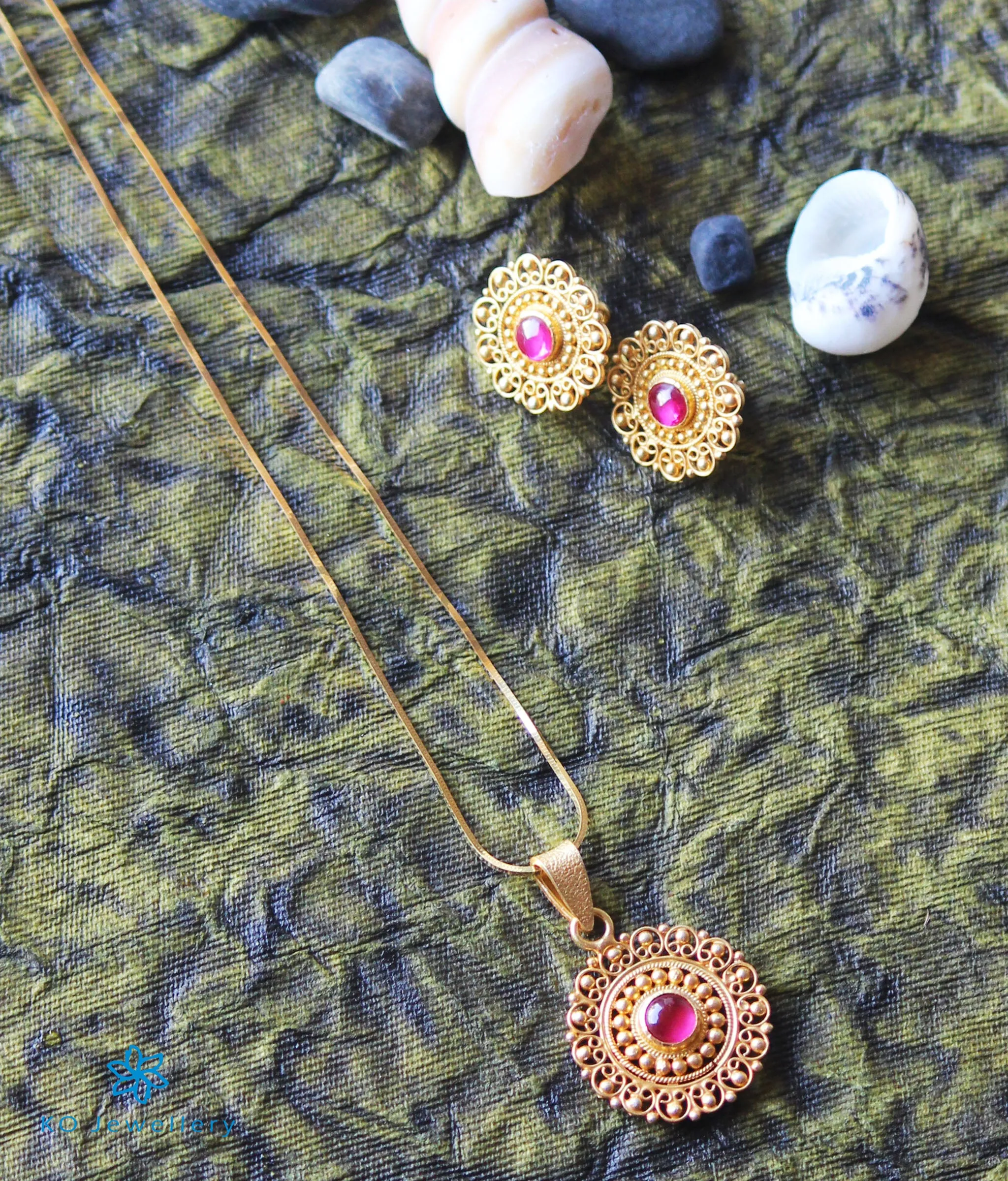 The Yuktvaa Silver Pendant Set (Red)